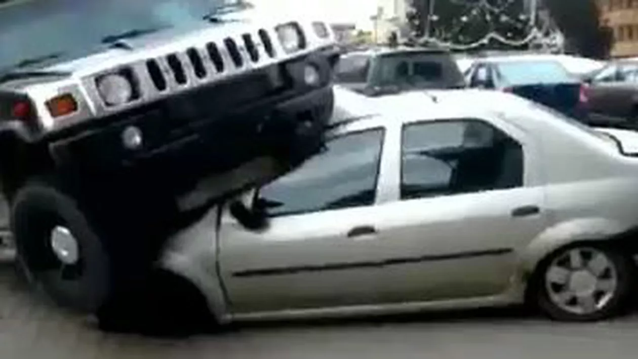 Accident inedit la Gura Humorului: Un șofer băut s-a urcat cu Hummerul pe mașinile din parcarea unui hotel (VIDEO)