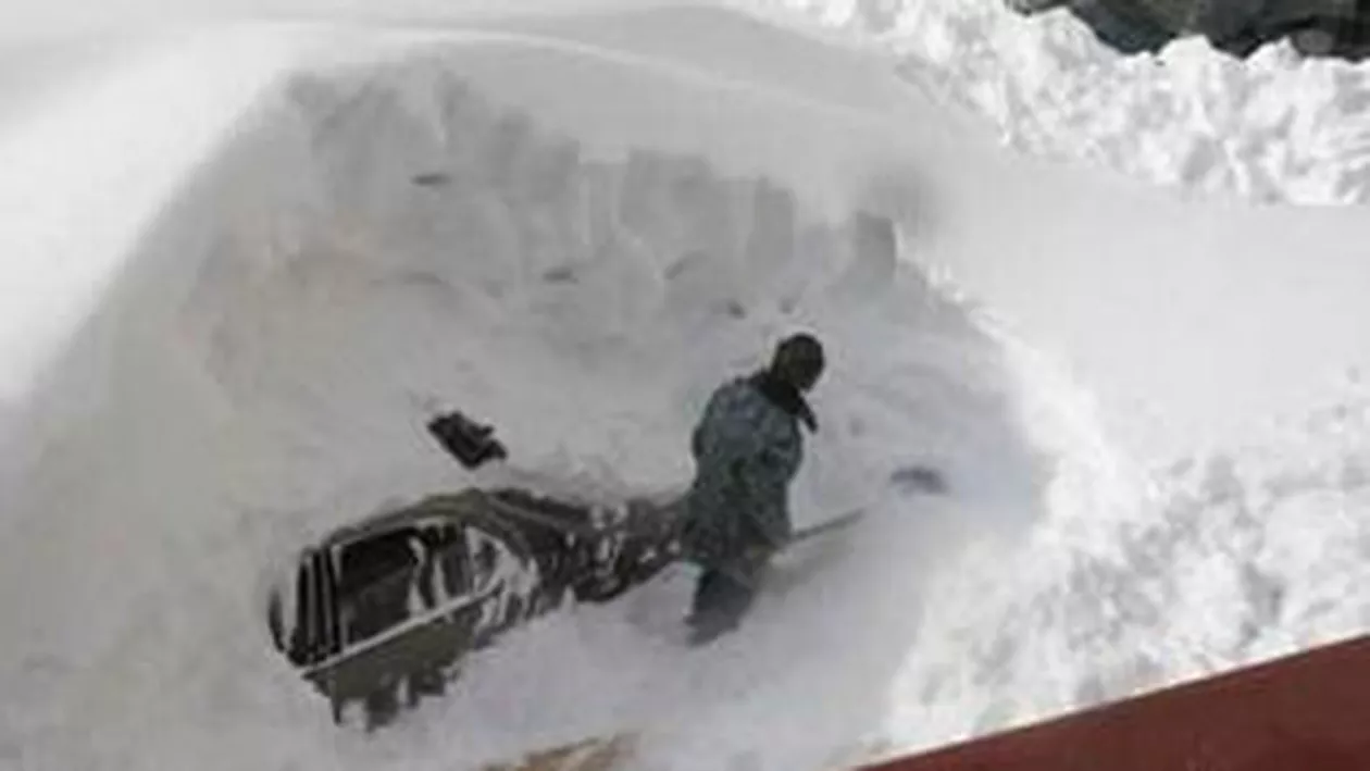 Îngropați sub 3 metri de zăpadă: Un bărbat şi o femeie, găsiţi înghețați în propria mașină. Bărbatul nu a supravieţuit