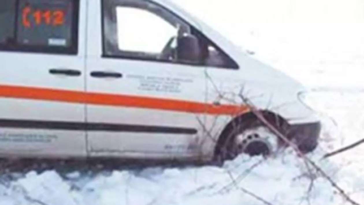 O ambulanță a fost implicată într-un accident rutier: Două persoane au fost rănite ușor