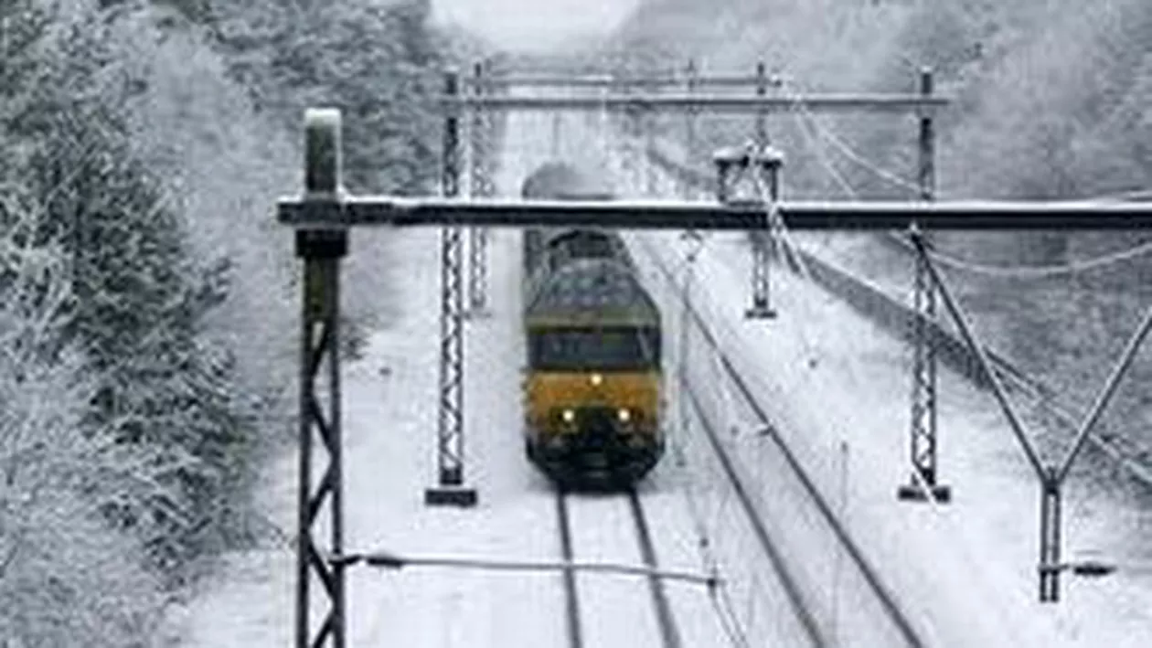 Trei trenuri anulate, curse restricționate, întârzieri de peste 100 de minute la CFR. Vezi care sunt rutele afectate