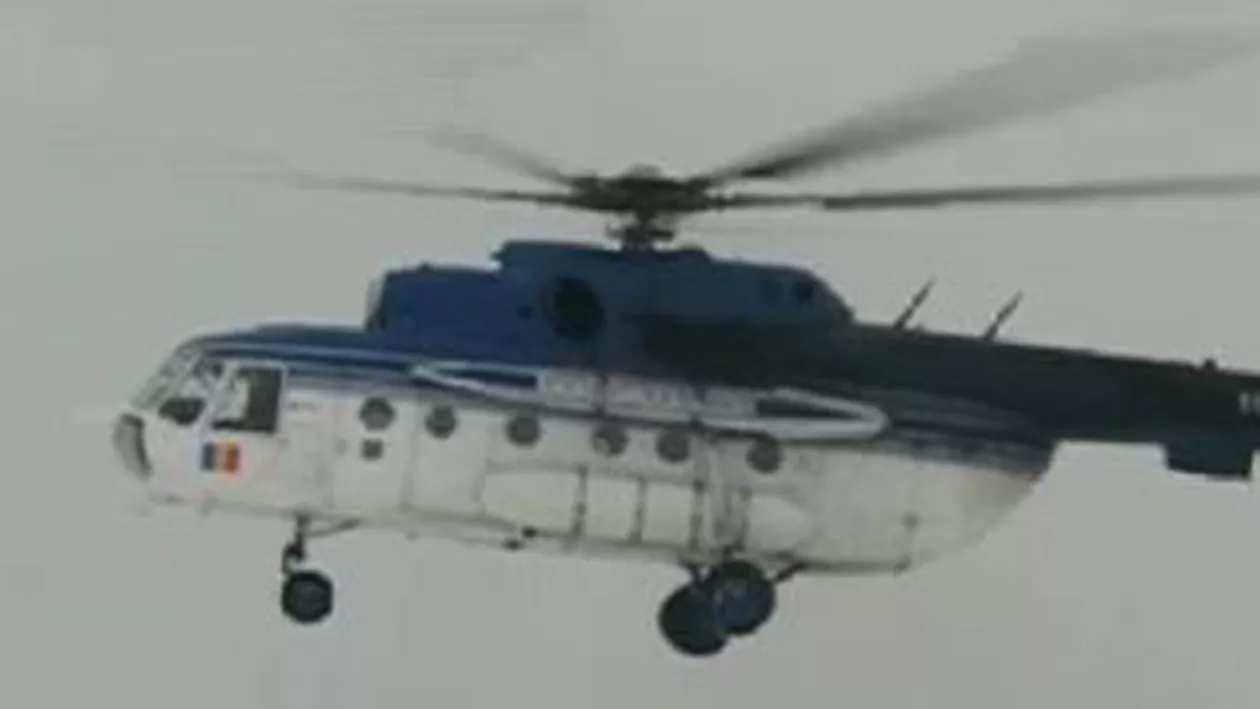 Premierul Emil Boc, la bordul unui elicopter MAI pentru a survola zonele afectate de ninsori (VIDEO)