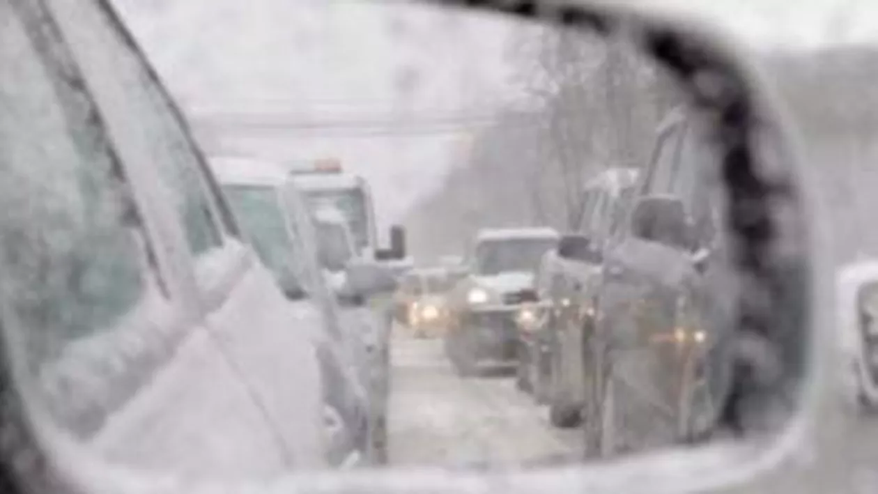 Peste 270 de persoane sunt blocate în maşini, după ce au refuzat să îşi părăsească autovehiculele înzăpezite