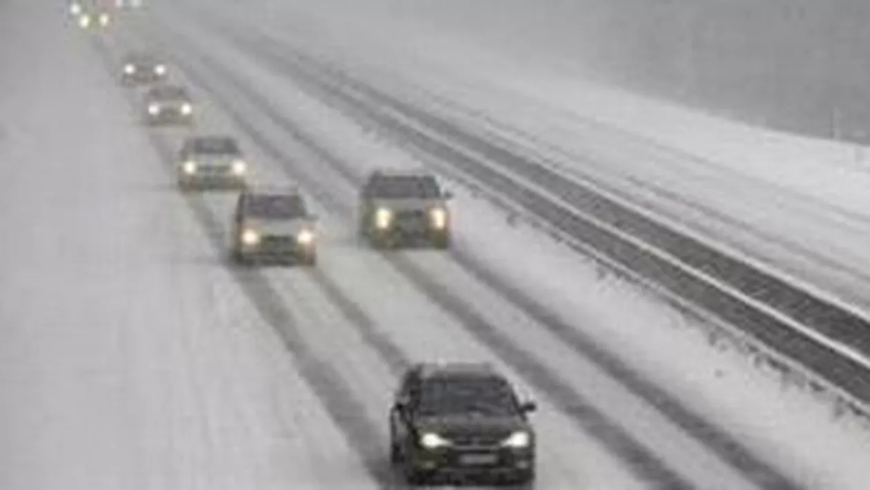 MAI: Două drumuri naționale și 33 de drumuri județene, închise în prezent. Autostrada A2 va fi redeschisă până duminică seară