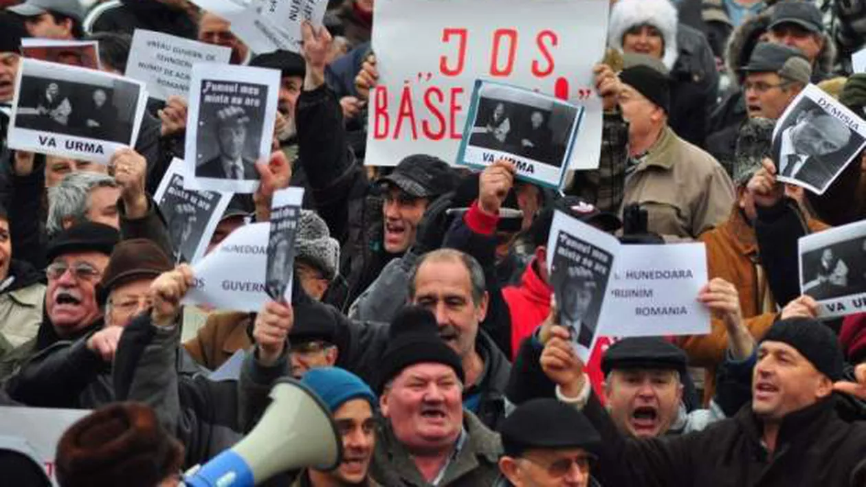 Protestele continuă în țară: Circa 30 de persoane s-au adunat în Piața Unirii din Cluj