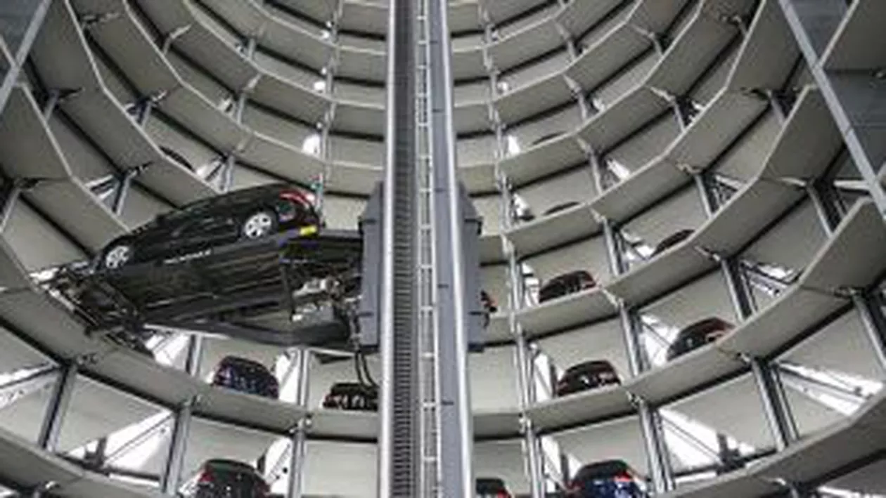 Cel mai spectaculos showroom din lume: 600 de mașini Volkswagen, expuse în turnuri înalte de 60 de metri! (FOTO)