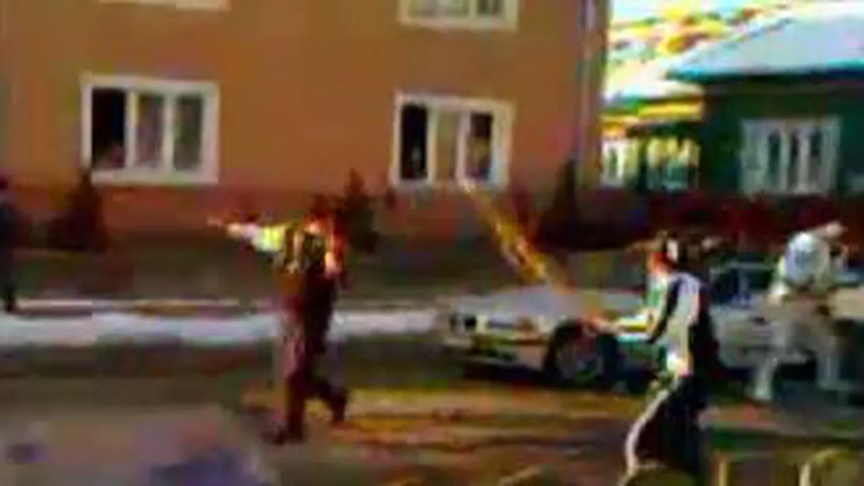 Bătaie cu bâte și topoare după un accident rutier în Bistrița: Trei persoane au fost rănite și cinci sunt cercetate pentru ultraj și loviri