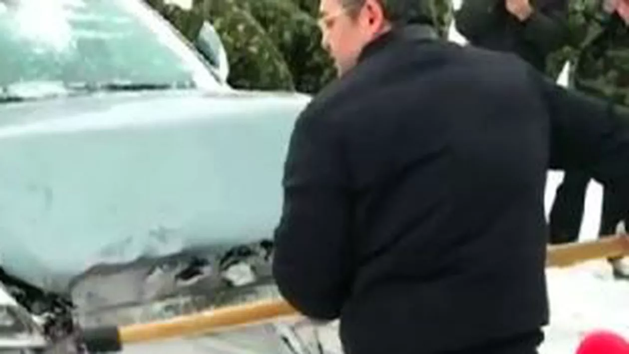 Emil Boc, despre deszăpezirea cu lopata: „Nu a fost un gest deplasat, ci o formă de solidaritate în viață”