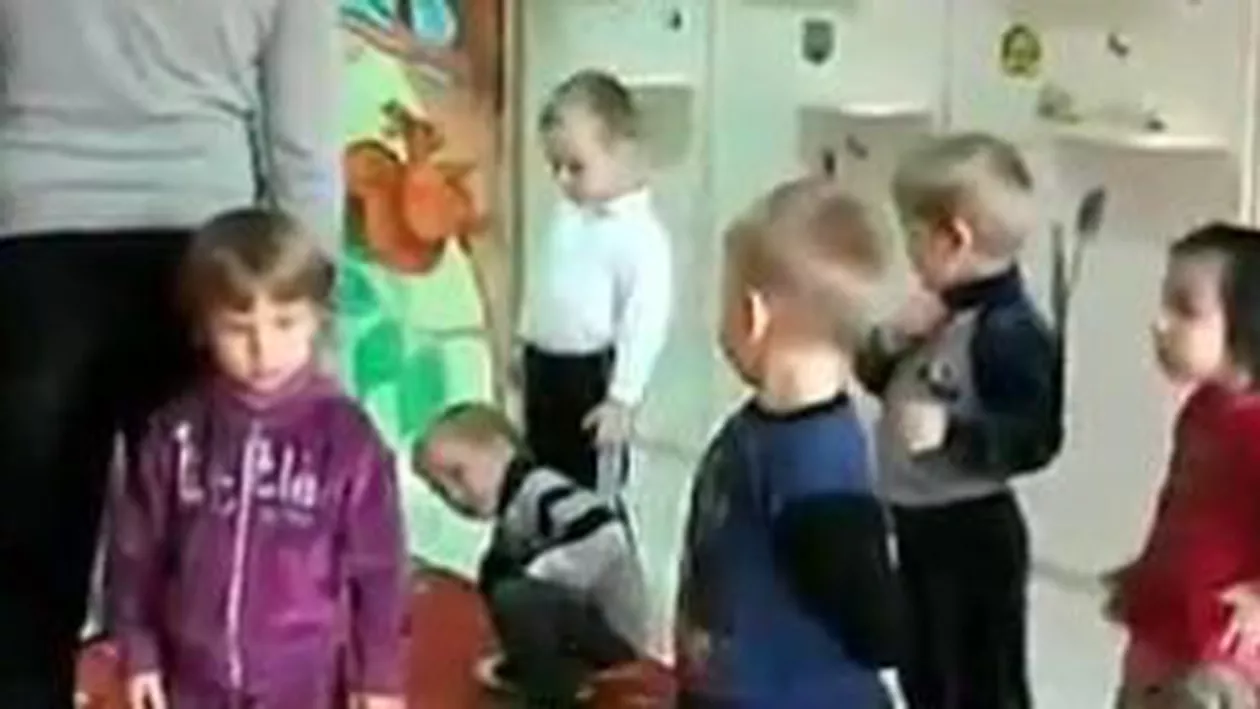 Un copil de grădiniță a fost bătut cu rigla în cap de directoarea instituției în timpul orei de dans