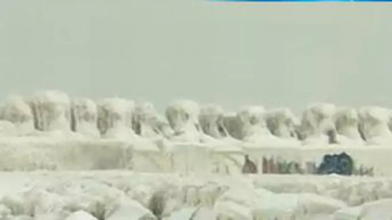 Tablou de iarnă uimitor: Marea a înghețat în urma gerului extrem din ultimele zile