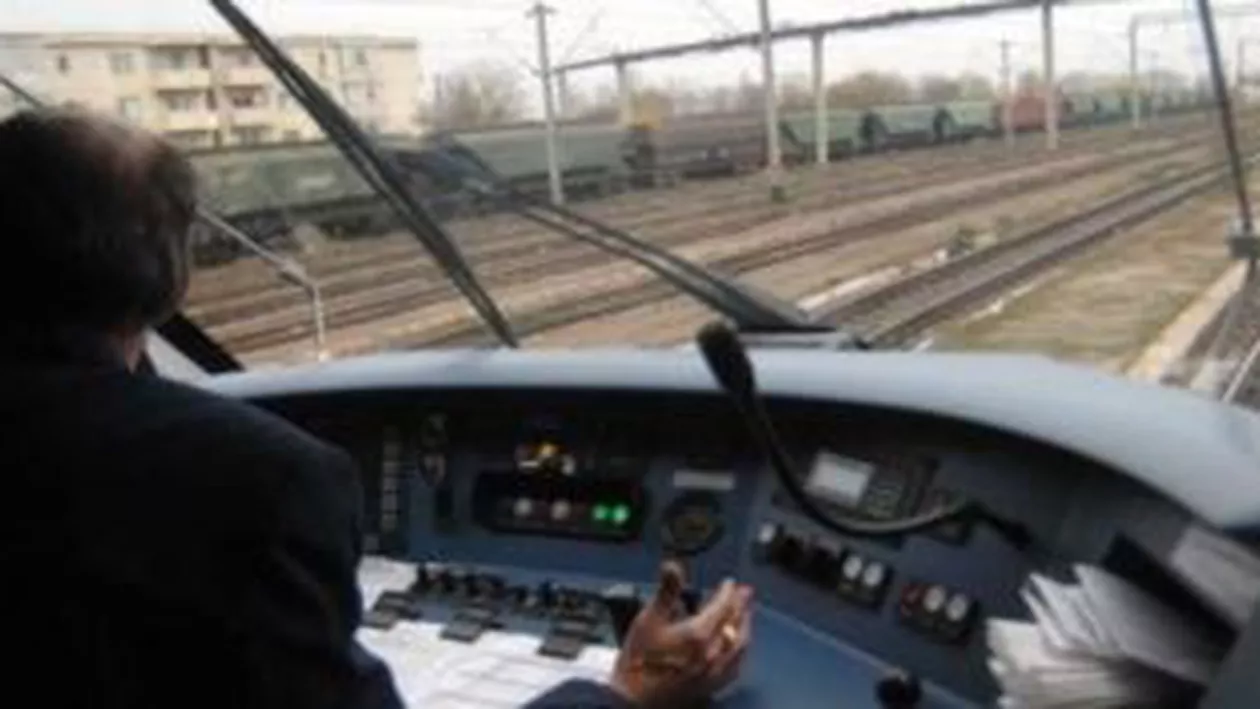 Dolj: Locomotiva unui tren care circula în direcția Craiova-Băilești a luat foc