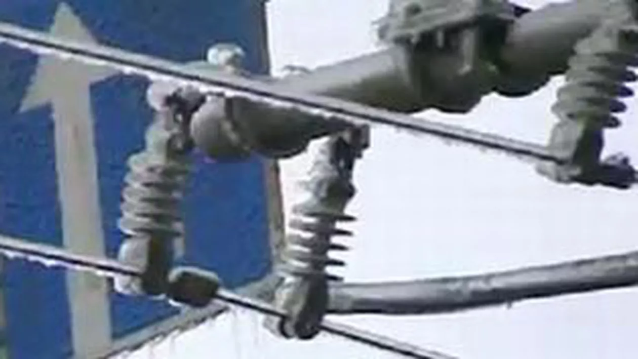 Buzău: Mai multe localități au rămas pe întuneric după ce cablurile electrice au fost acoperite de gheață