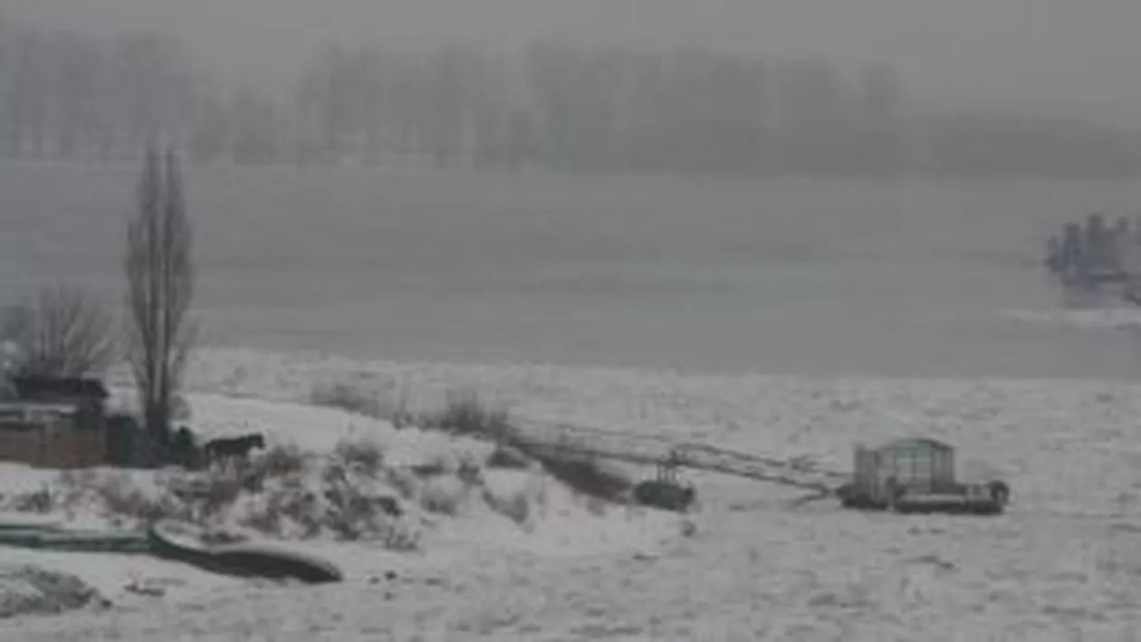 Porturile pe Dunăre sunt deschise, dar şase nave sunt blocate de gheaţă