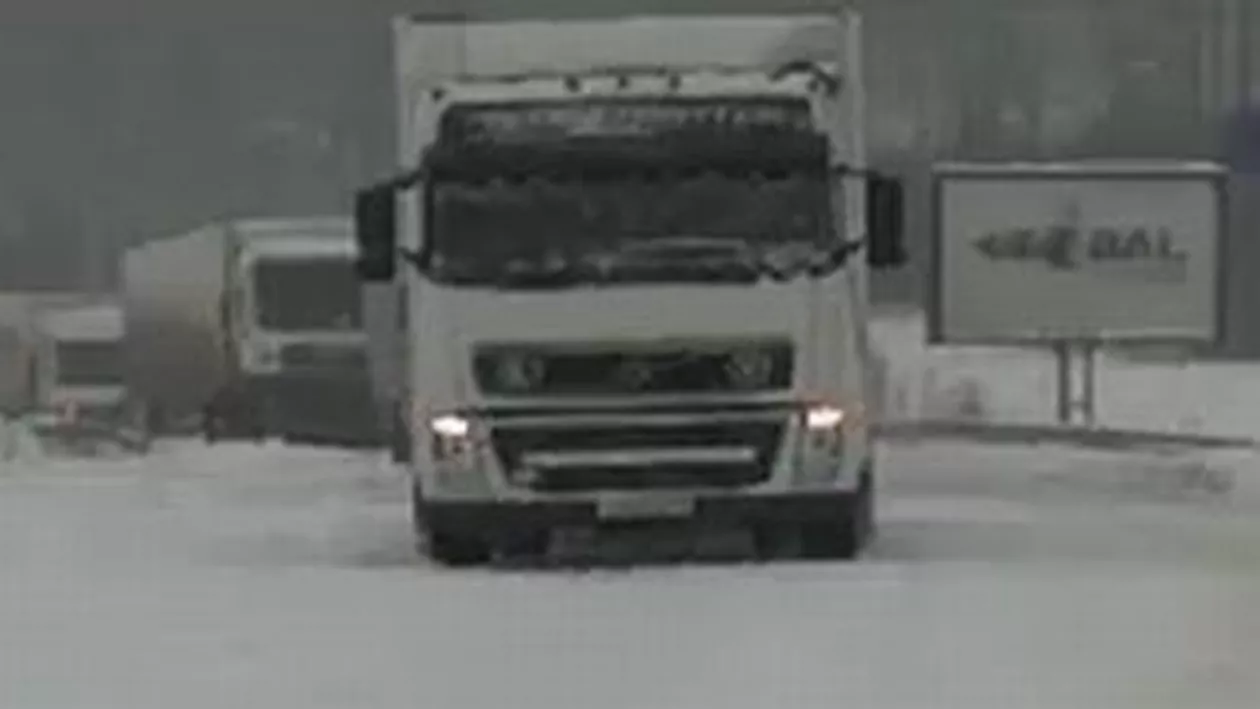 Suceava: 15 TIR-uri și mai multe mașini, blocate în trafic din cauza zăpezii. Un bulevard a fost inundat după ce o țeavă de apă s-a spart
