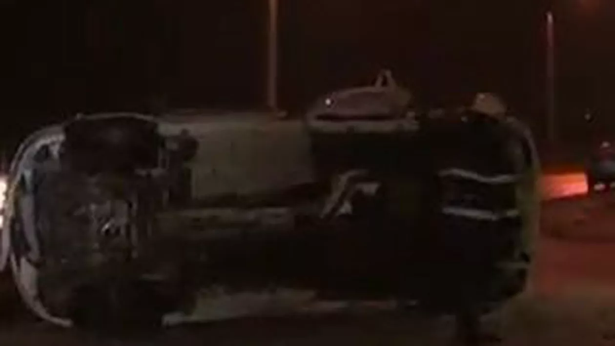 Sibiu: Două persoane au murit după ce mașina în care se aflau s-a izbit de un stâlp din cauza poleiului