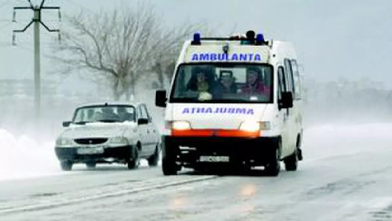 Vaslui: O ambulanţă a rămas blocată în zăpadă în încercarea de a ajunge la o gravidă