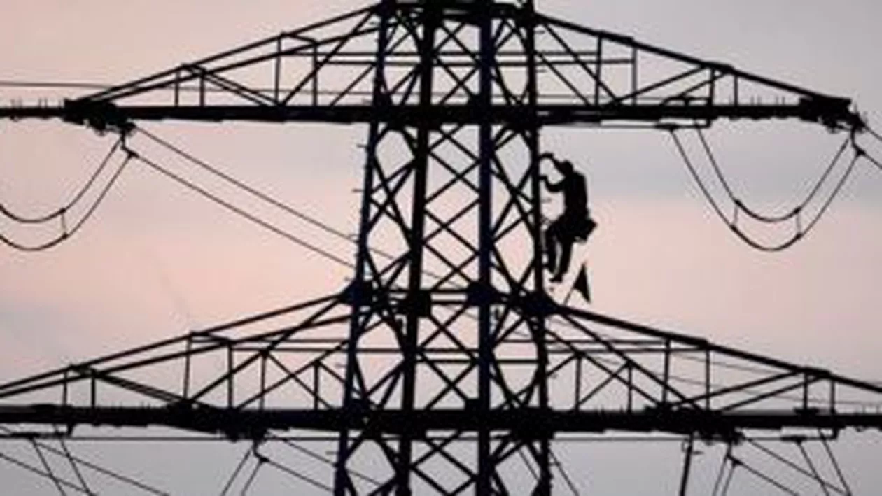 Peste 60.000 de locuințe au rămas fără energie electrică din cauza viscolului și a gheții