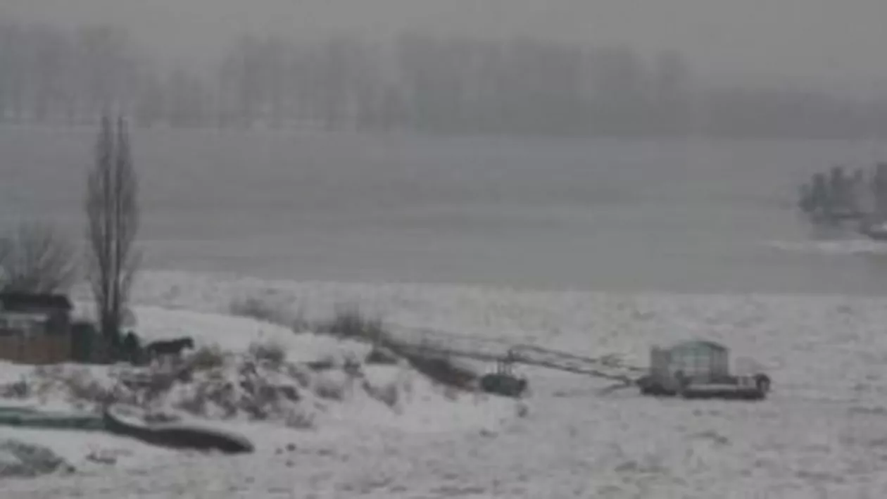 Peste o sută de nave, blocate pe Dunăre din cauza gheţii: Navigaţia, oprită între Bechet şi Orşova