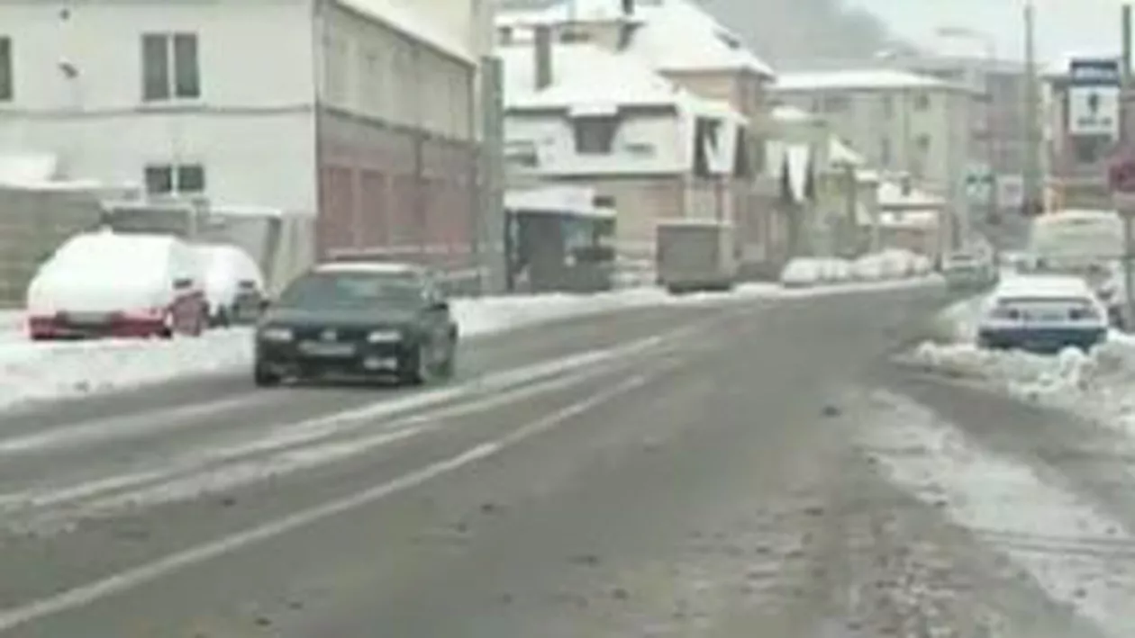 Trafic rutier închis pe A2 şi 10 drumuri naționale, 17 trenuri anulate și 16 aeroporturi cu probleme