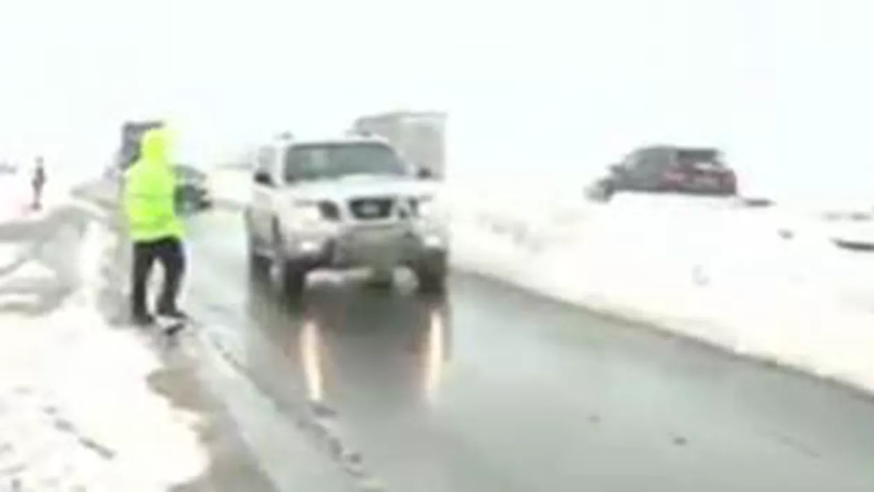Accidente pe autostrada București - Pitești: Un TIR a derapat, iar un autoturism s-a răsturnat din cauza zăpezii