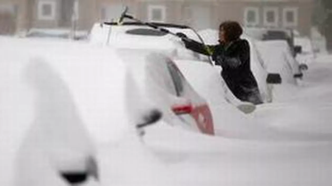 Autoturismele blocate din sectorul 2 al Capitalei vor fi ridicate cu o macara pentru a degaja zăpada