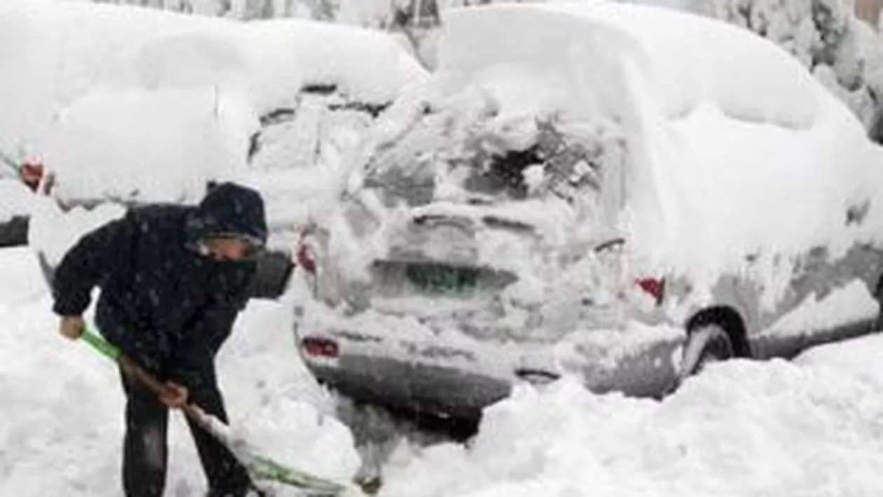 MAI: 113 localități sunt izolate, alte zeci au rămas fără curent electric. Intervențiile ambulanțelor, îngreunate de ninsorile abundente