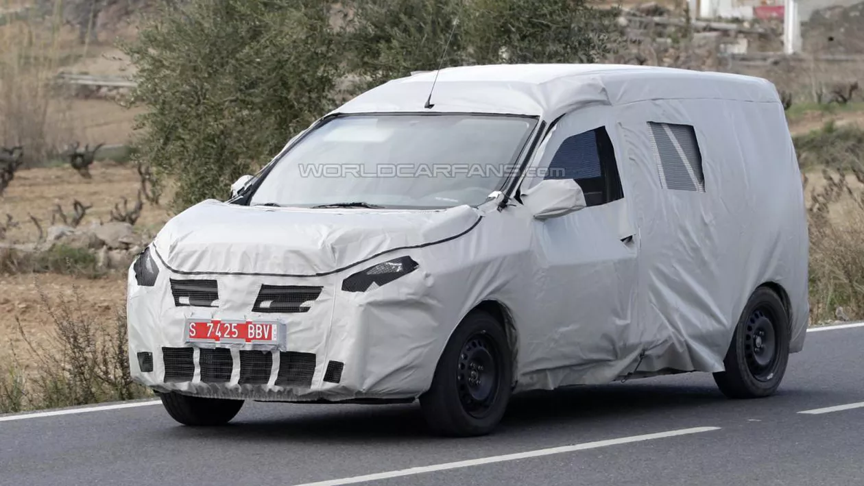 Autoutilitara Dacia Lodgy în primele imagini spion (FOTO)