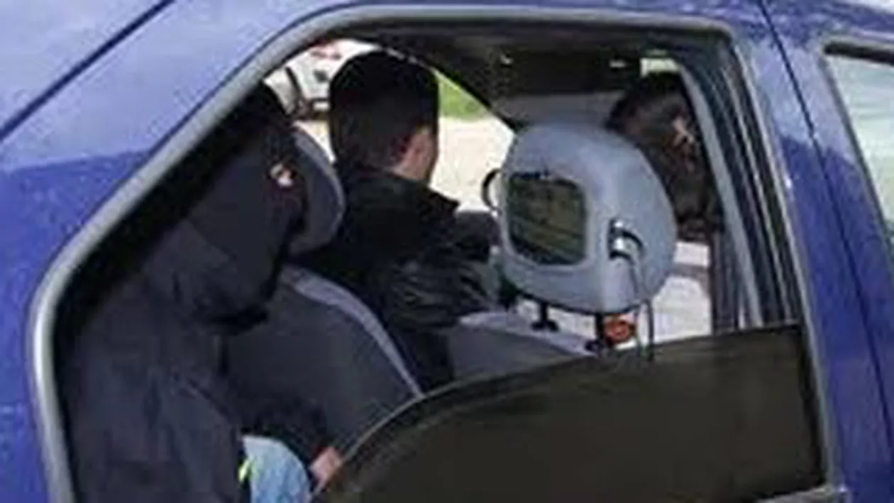 Purtătorul de cuvânt al DGA Bacău, surprins în timp ce fura stick-uri de memorie USB dintr-un supermarket (VIDEO)