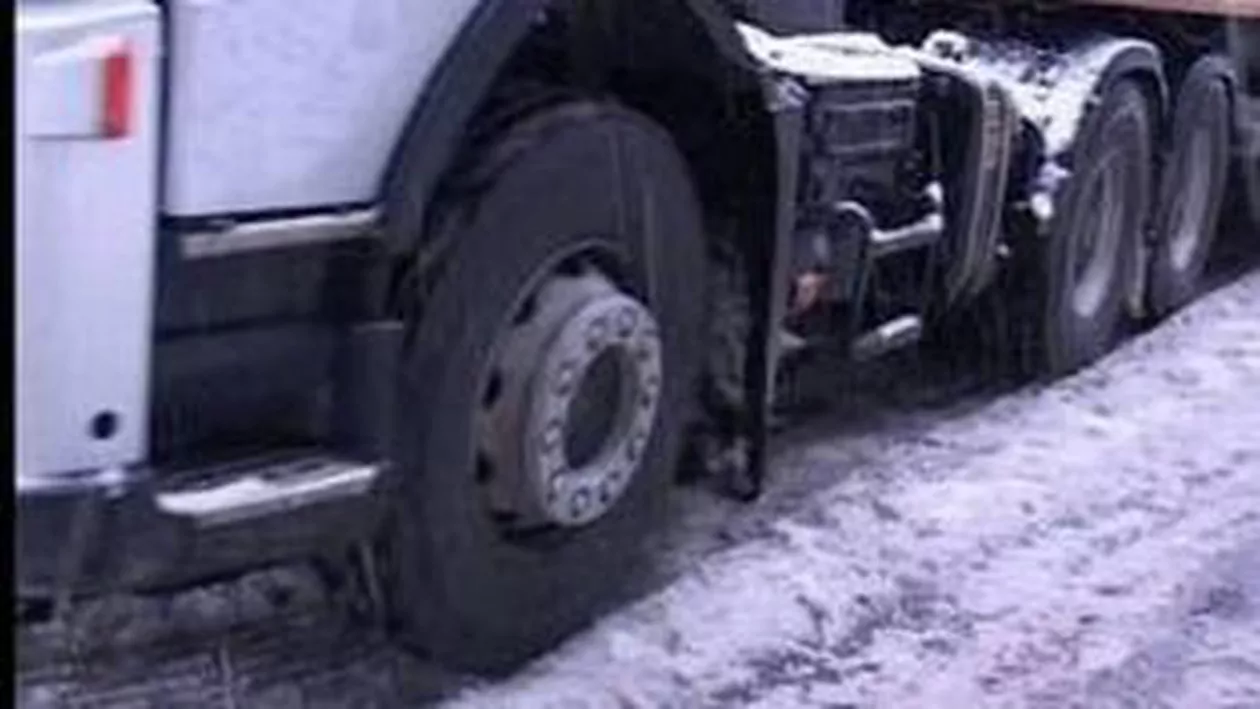 Ministerul Transporturilor: Rămân închise 32 de drumuri naționale. Peste 400 de trenuri sunt anulate