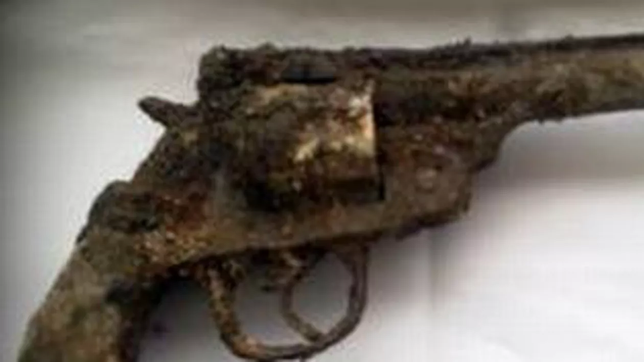 Revolver din perioada celui de-al doilea război mondial, descoperit în zidăria unei anexe a Penitenciarului Gherla