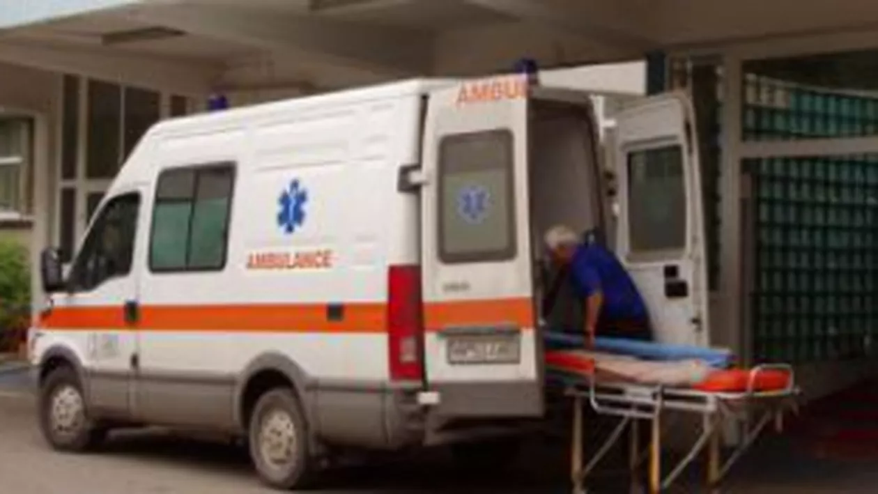 Arad: Un mort și doi răniți grav în urma unui accident rutier dintre o mașina militară și un TIR