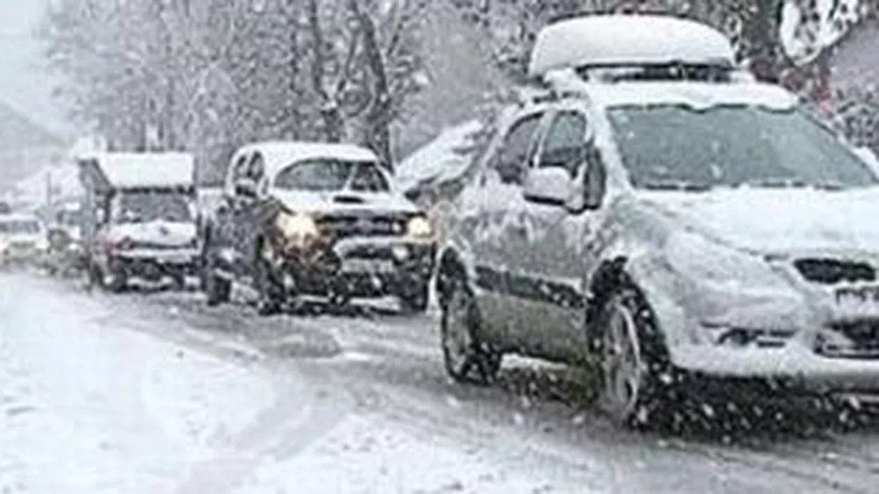 Traficul în nord-vestul și vestul țării, dat peste cap de ninsori. Patru drumuri blocate și altele cu restricții. Vezi cum se circulă