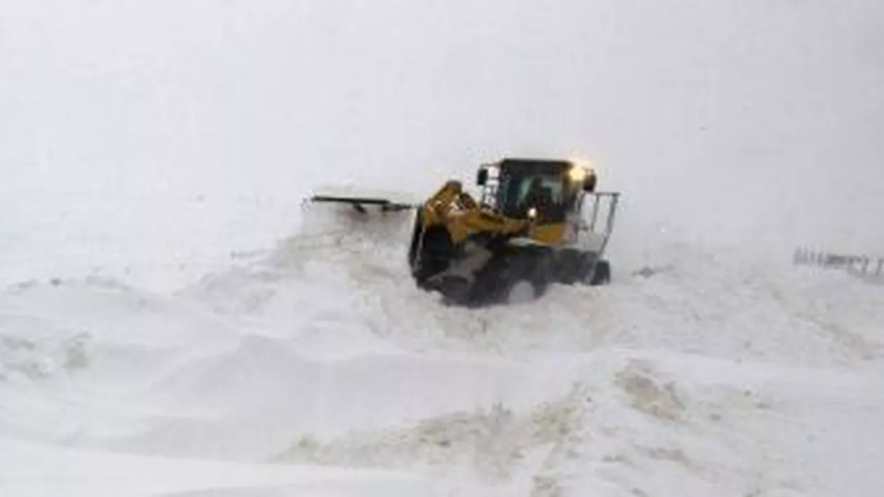 MAI: 18 judeţe afectate de căderile de zăpadă, iar 67 de drumuri judeţene blocate