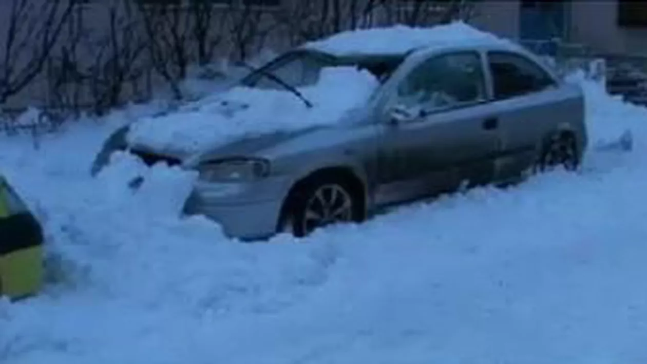 Mașini distruse de zăpada căzută de pe blocuri: Cine răspunde pentru autovehiculele avariate