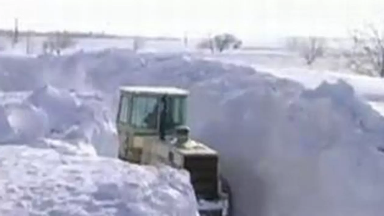 MAI: 25 de localități sunt izolate din cauza ninsorilor. 30 de drumuri județene sunt blocate