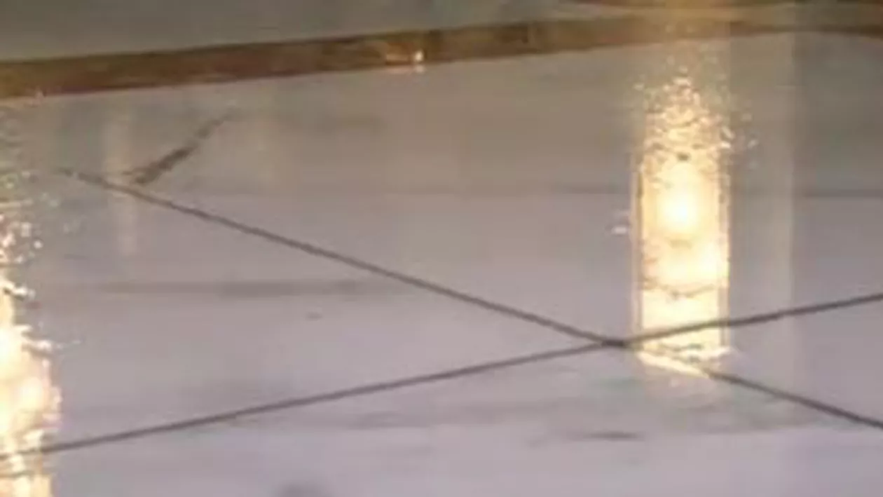 Plouă în Senatul României: Zăpada de pe acoperiş a început să se topească (VIDEO)