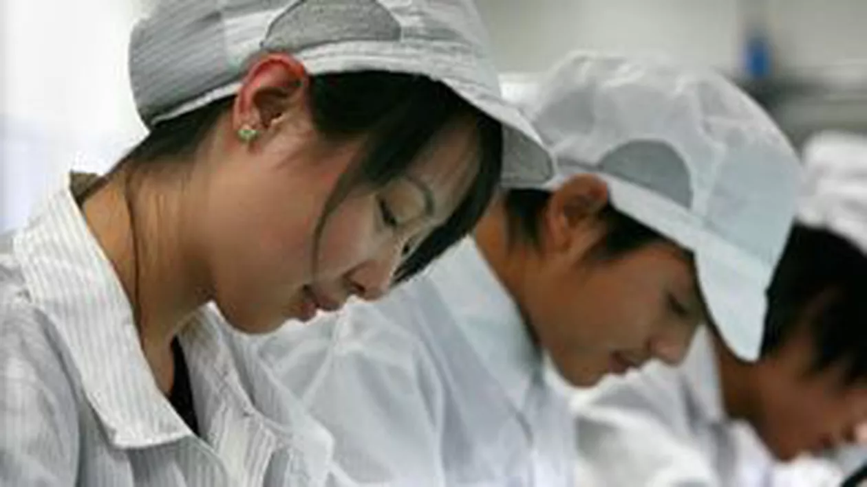 Detalii șocante într-o fabrică Apple din China: Vezi condițiile și ritmul de lucru al celor care produc cele mai vândute telefoane