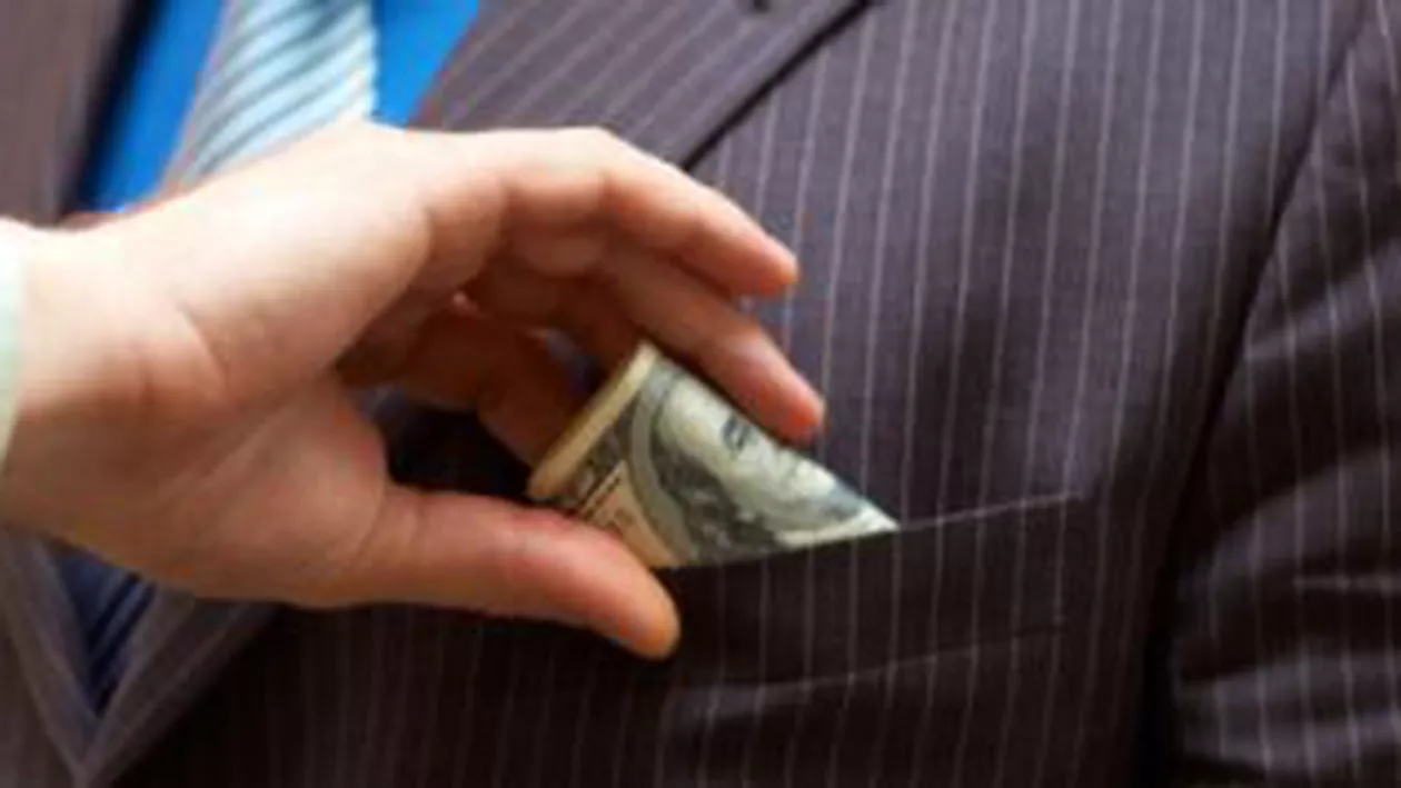 Profesor din Dâmbovița, reținut după ce a luat mită 3.000 de euro de la o persoană pentru a-i angaja sora