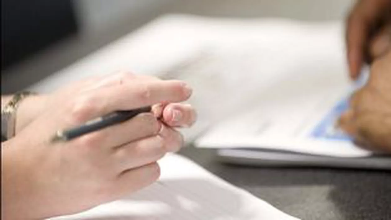 Arad: Unei mame i-a fost suspendată indemnizația de creștere a copilului. Avea datorii la Primărie de 5 lei