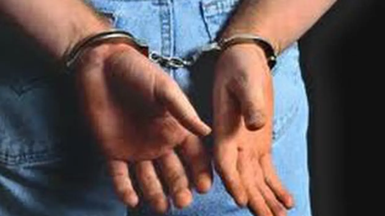 Un tânăr a fost arestat după ce a filmat raporturile sexuale întreținute cu o tânără, iar apoi a șantajat-o