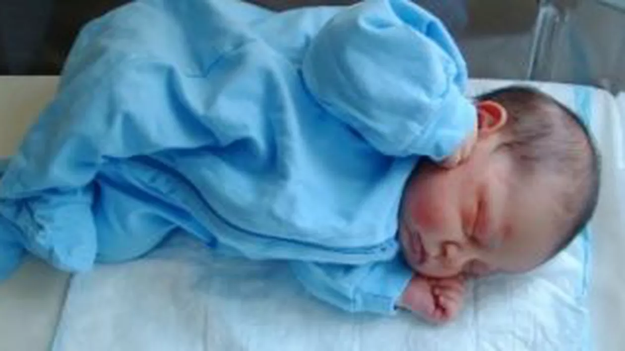 Un nou-născut a fost abandonat într-o scară de bloc din Galați. Mama acestuia este căutată de polițiști