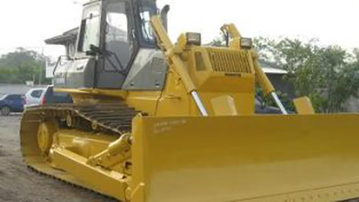 O conductă de gaz din curtea unei stații de butelii din Vaslui s-a spart, după ce a fost lovită de un buldozer