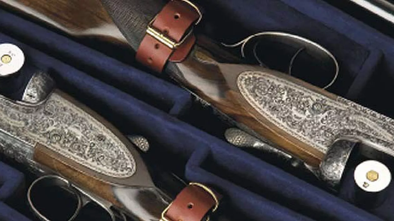 Bârlad: Două pistoale şi 69 de cartuşe, descoperite de o angajată de la Salubritate într-un tomberon