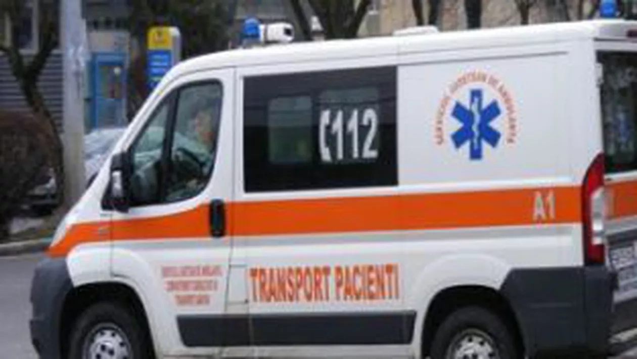 Vaslui: Ambulanţă care transporta un copil la spital, implicată într-un accident de circulaţie