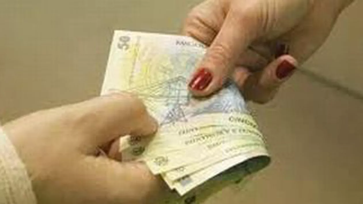 Dosarul mită pentru cetățenie: Funcționarii cereau pentru eliberarea pașapoartelor cafea, parfumuri, favoruri sexuale și mii de euro