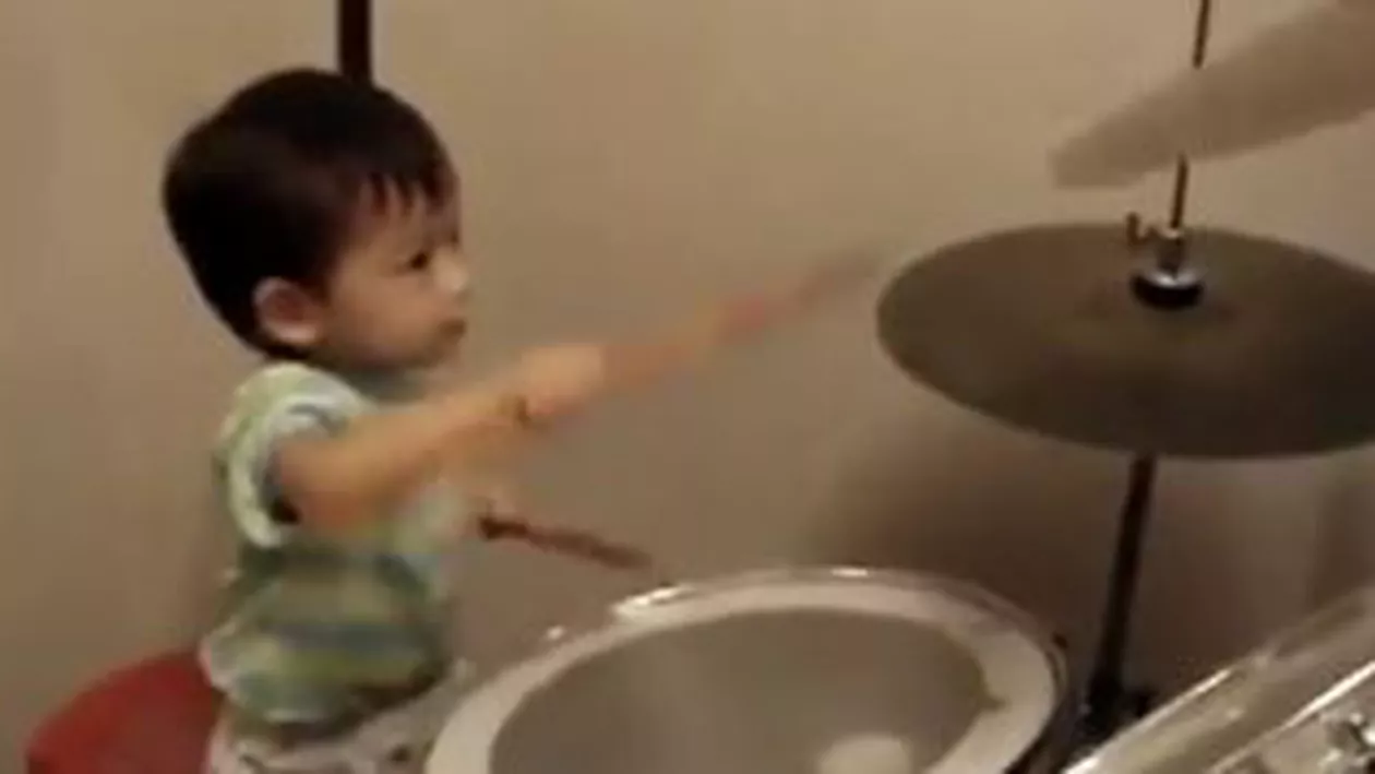 Un băiețel face furori pe internet: Are numai un an, dar cântă la tobe ca un profesionist! (VIDEO)