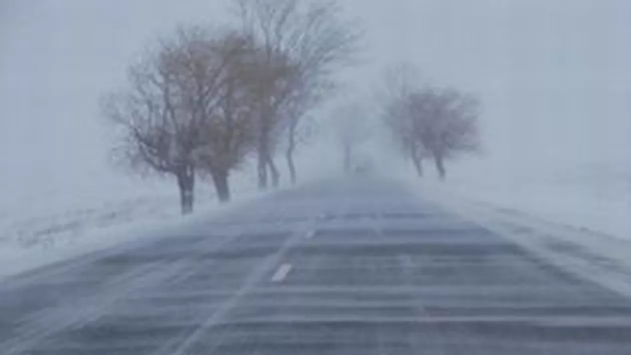 Suceava: Trafic rutier îngreunat pe DN17A din cauza viscolului