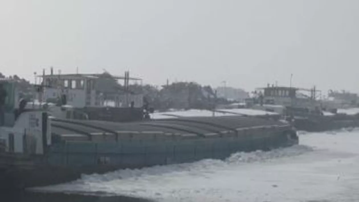 Două barje care transportă 2.000 de tone de benzină, în pericol de a se răsturna pe Dunăre
