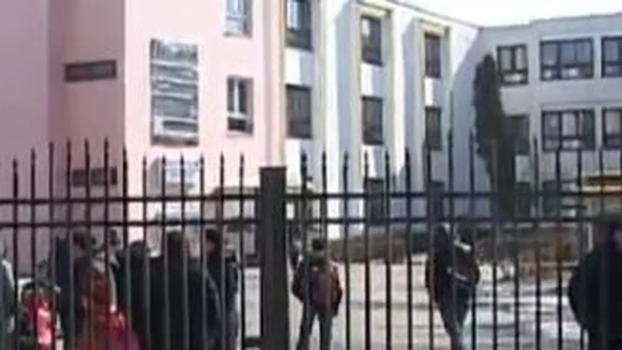 Pitești: Un elev de 13 ani a rămas înfipt într-o țepușă din gardul școlii, după ce a încercat să-l escaladeze
