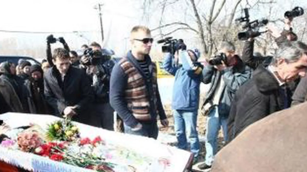 Reglări de conturi la înmormântare: Fiul lui Gheorghe Vlădan a fugit de la priveghiul mamei pentru a-și rezolva problemele cu “băieții din cartier”