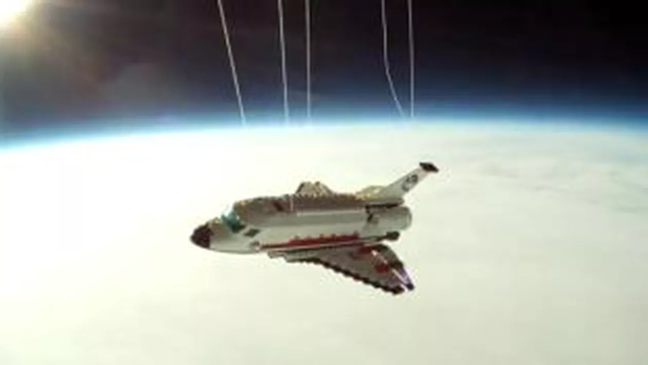 Românul Raul Oaida a trimis o navetă LEGO în spațiu (VIDEO)